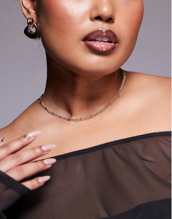 Curve choker necklace with fine chain and dash detail in gold tone
