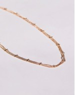 Curve choker necklace with fine chain and dash detail in gold tone