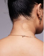 Curve choker necklace with fine chain and dash detail in gold tone