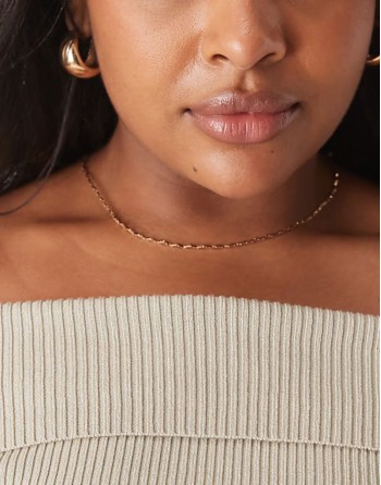 Curve short necklace with wiggle design in gold tone