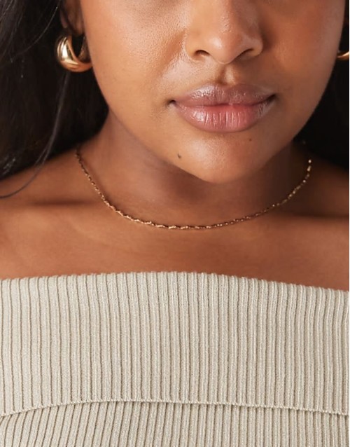 Curve short necklace with wiggle design in gold tone