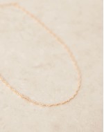 Curve short necklace with wiggle design in gold tone