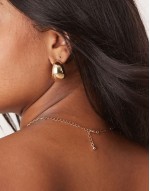Curve short necklace with wiggle design in gold tone