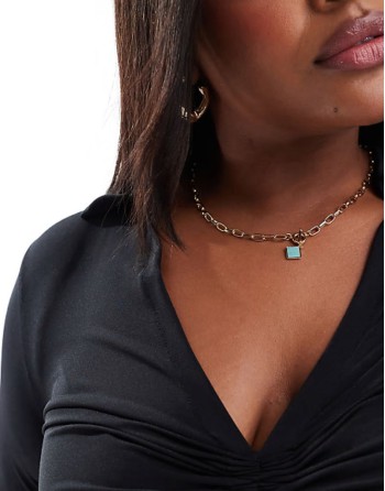 Curve necklace with open link tbar design with semi precious style square pendant in gold tone