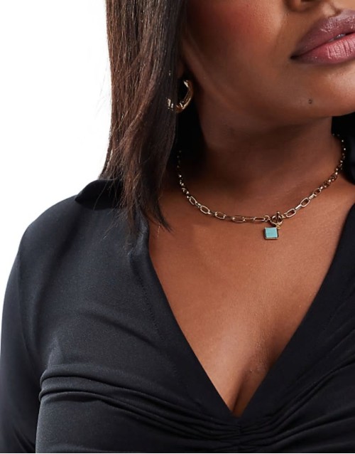 Curve necklace with open link tbar design with semi precious style square pendant in gold tone