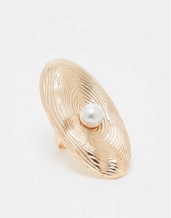oval ring with pearl detail in gold