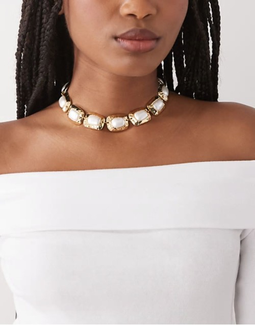 chateau vintage style statement necklace in gold