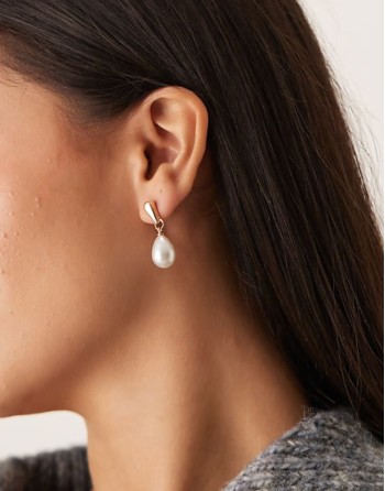 minimal pearl drop earrings in gold