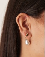 minimal pearl drop earrings in gold