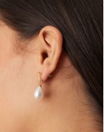 minimal pearl drop earrings in gold