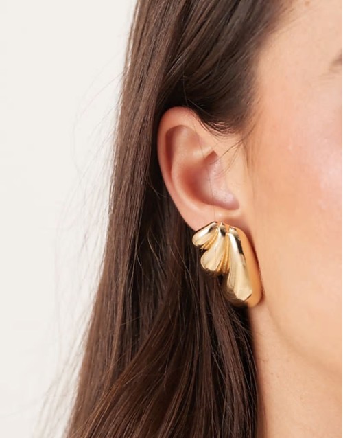 stud earrings in bubble design in gold tone