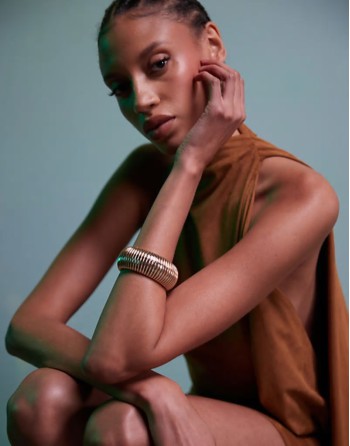 bracelet with wide chain detail in gold tone