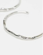 pack of 2 cuff bracelets with molten texture in silver tone