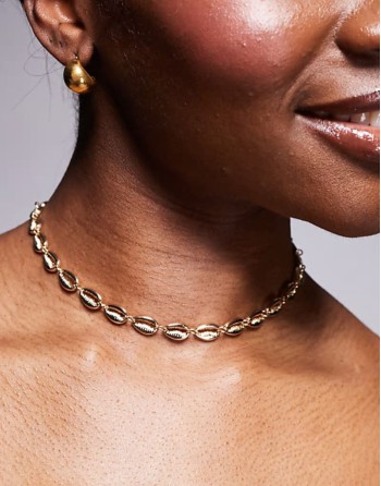 choker necklace with faux shell design in gold