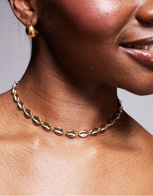 choker necklace with faux shell design in gold