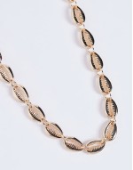 choker necklace with faux shell design in gold