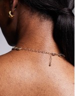 choker necklace with faux shell design in gold