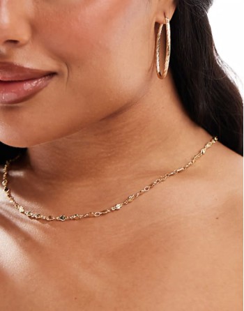 Curve string heart necklace in gold