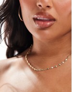 Curve string heart necklace in gold